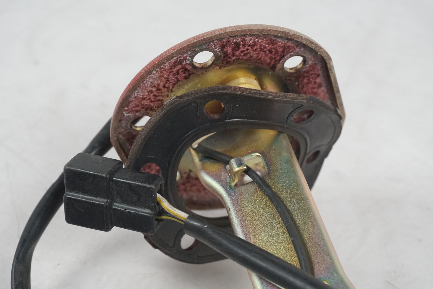 Baksidan på Bensintankgivare från en Kawasaki ZZR 1100 -1998 motorcykel.