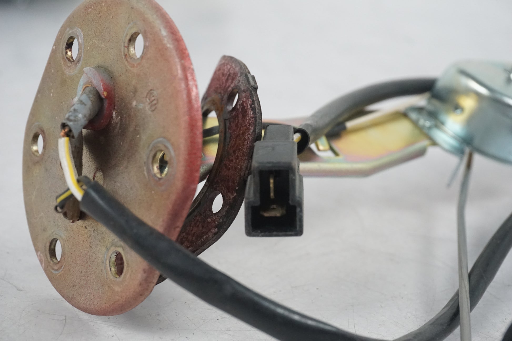 Vänster sida på Bensintankgivare från en Kawasaki ZZR 1100 -1998 motorcykel.