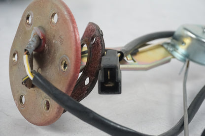 Vänster sida på Bensintankgivare från en Kawasaki ZZR 1100 -1998 motorcykel.