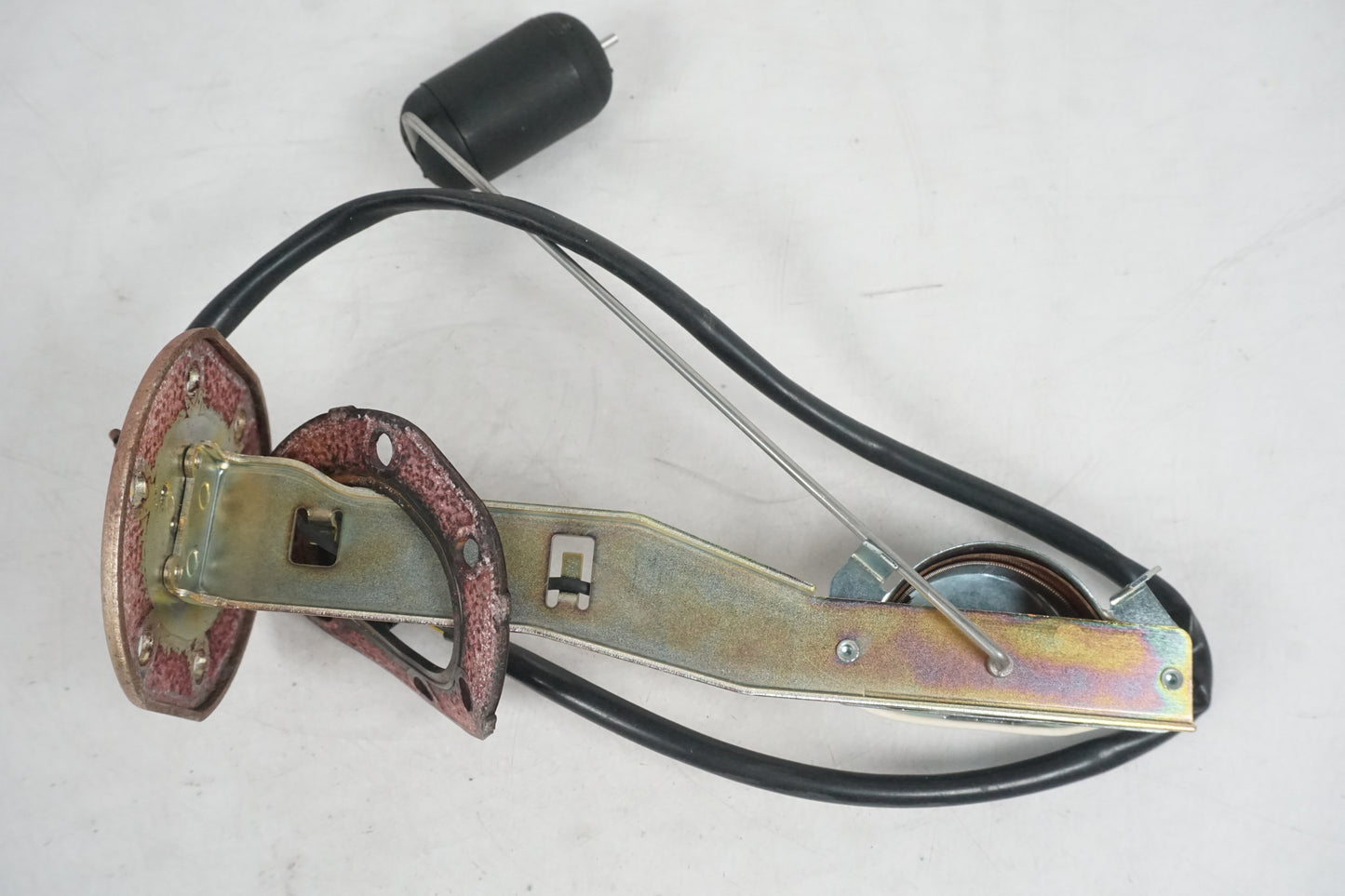 Snett uppifrån på Bensintankgivare från en Kawasaki ZZR 1100 -1998 motorcykel.