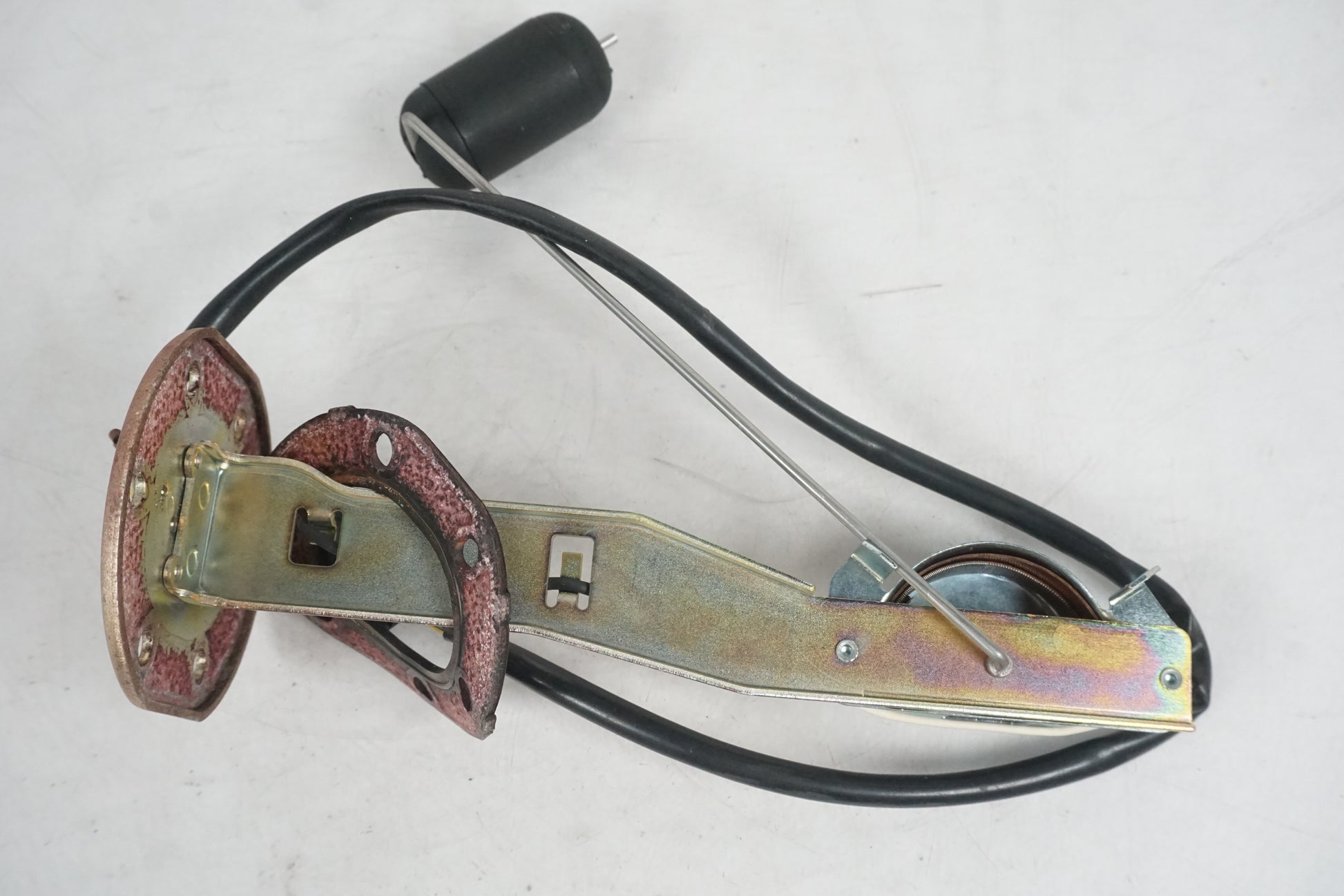 Snett uppifrån på Bensintankgivare från en Kawasaki ZZR 1100 -1998 motorcykel.