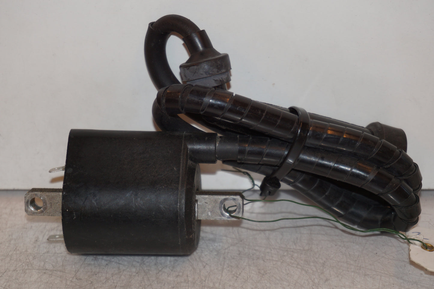 Vänster sida på Tändspole från en Yamaha XVS 650 -1998 motorcykel.