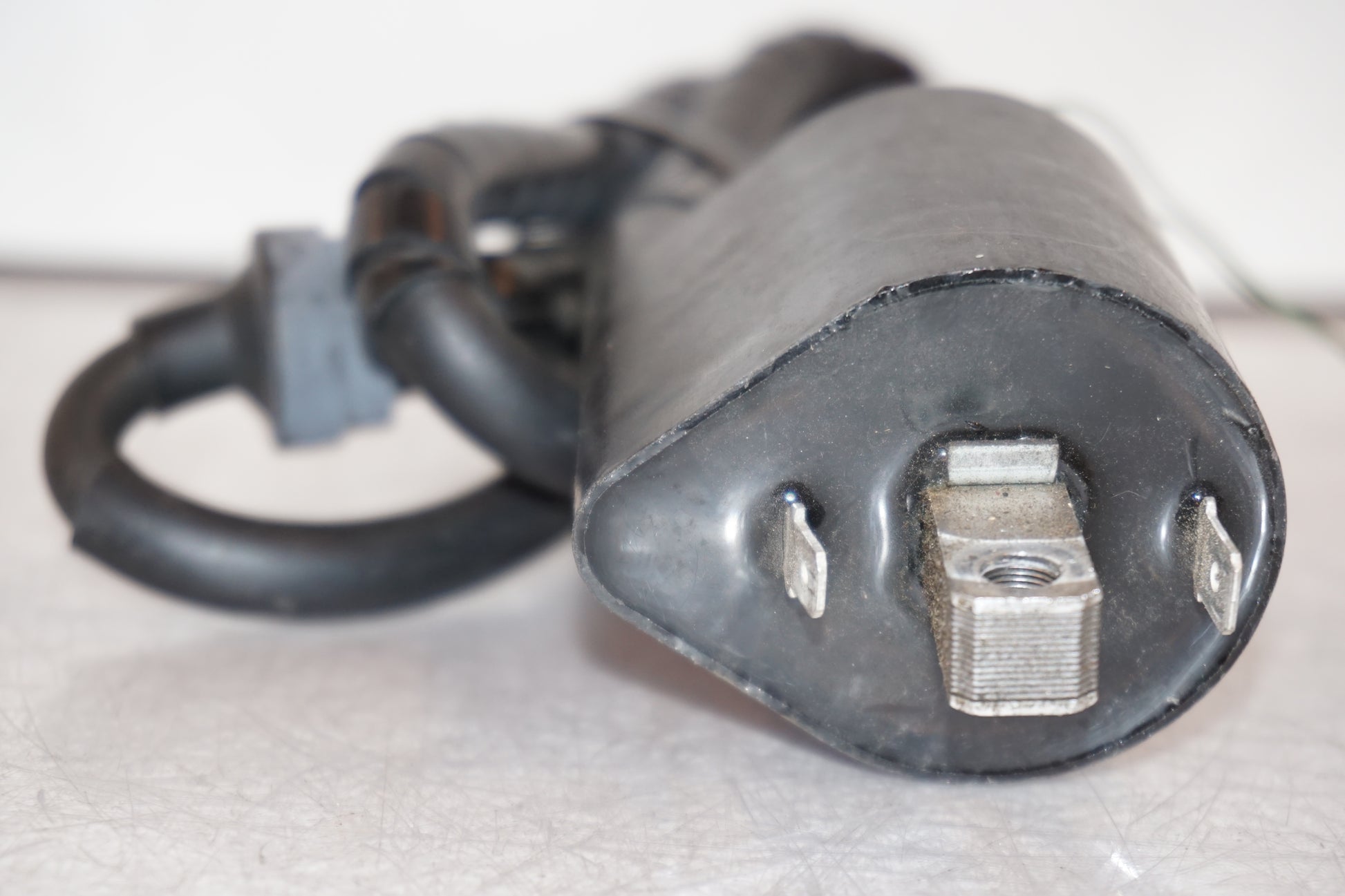 Snett uppifrån på Tändspole från en Yamaha XVS 650 -1998 motorcykel.