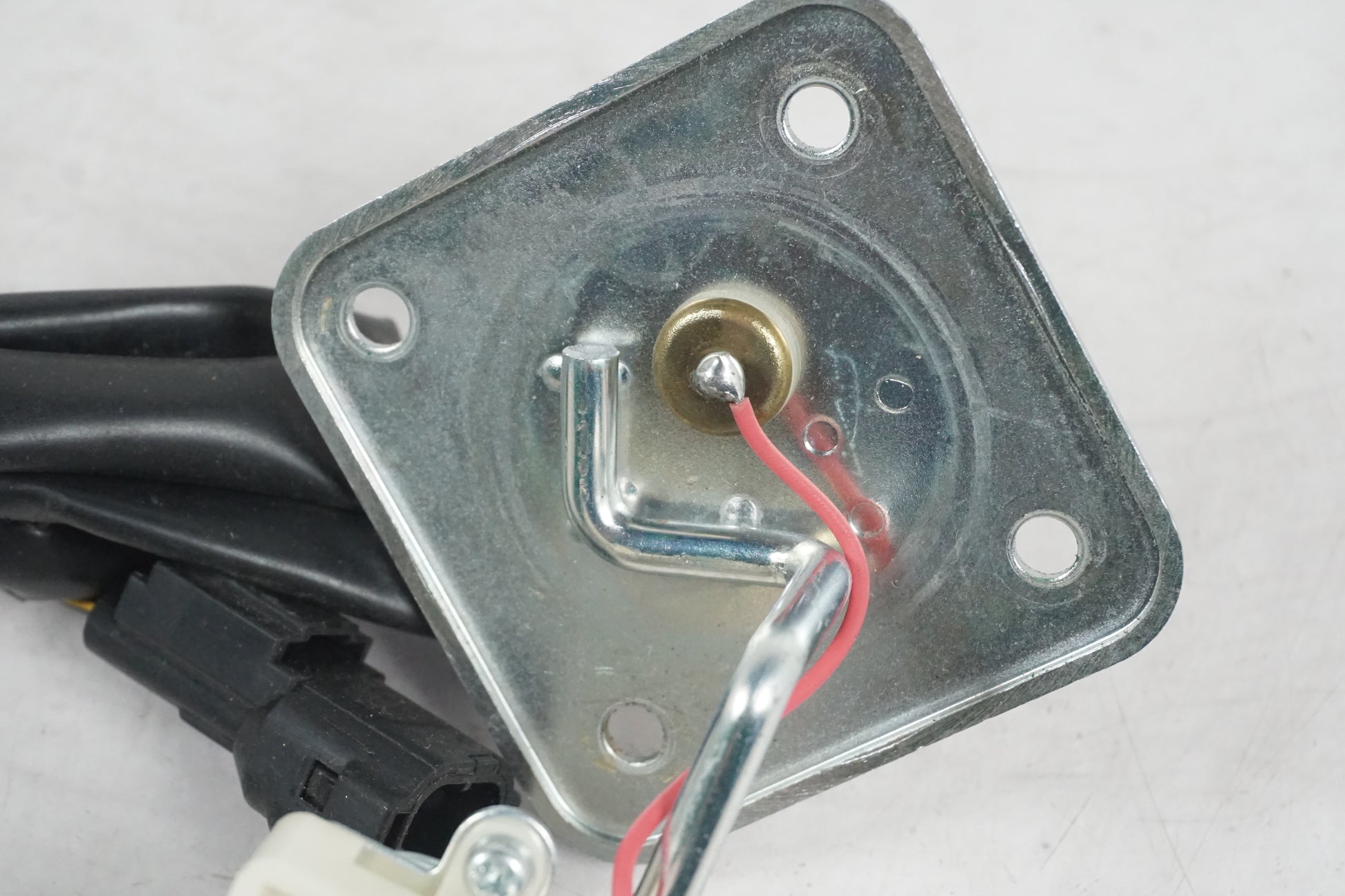 Baksidan på Bensintankgivare från en Kawasaki ZZ-R 1400 -2007 motorcykel.