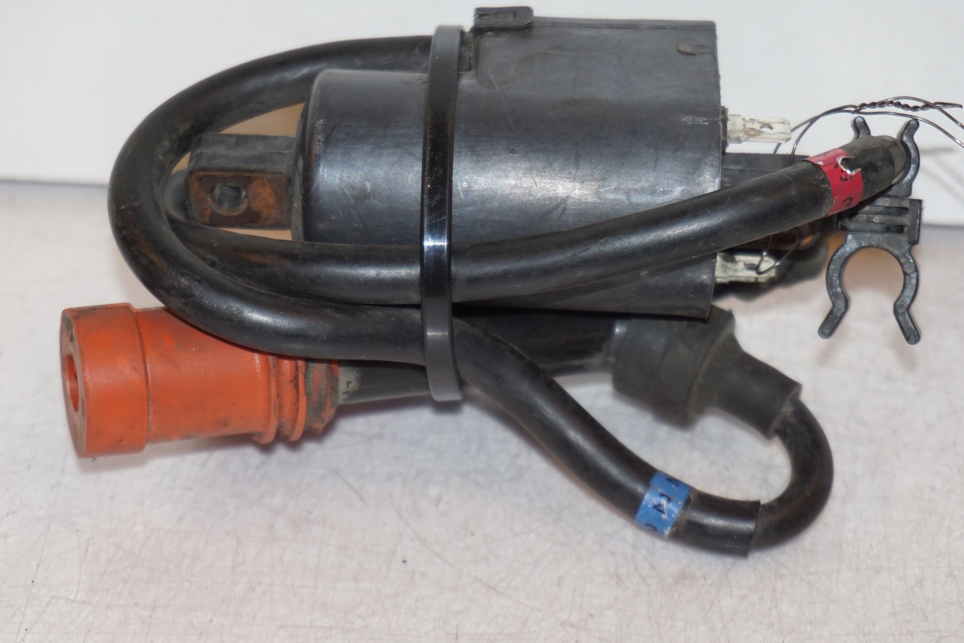 Vänster sida på Tändspole från en Yamaha YZF 1000 R -1999 motorcykel.