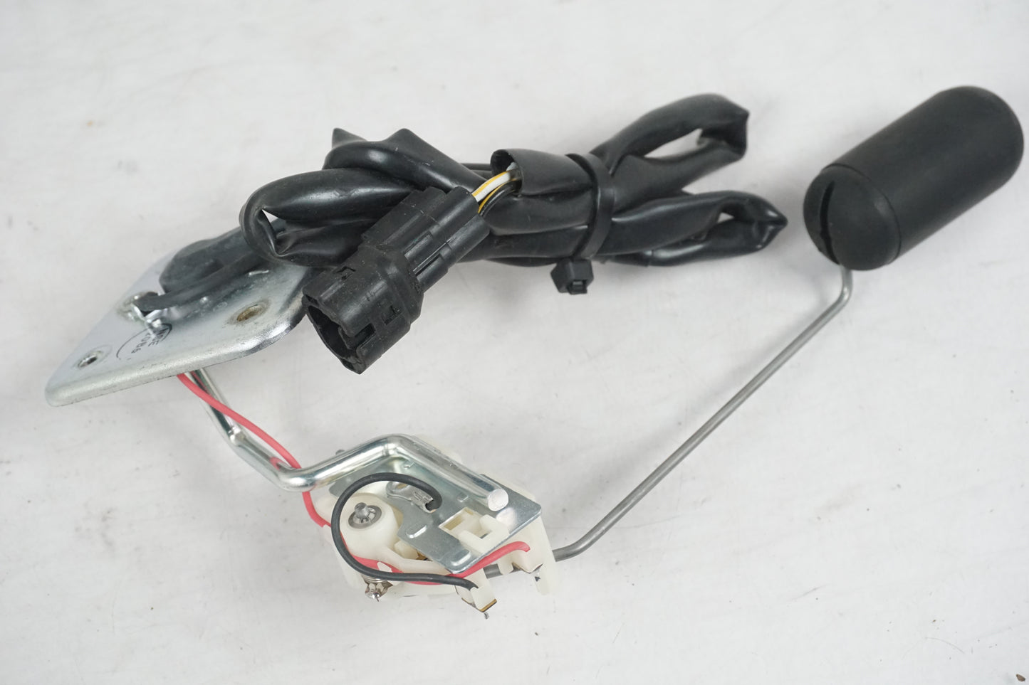 Vänster sida på Bensintankgivare från en Kawasaki ZZ-R 1400 -2007 motorcykel.