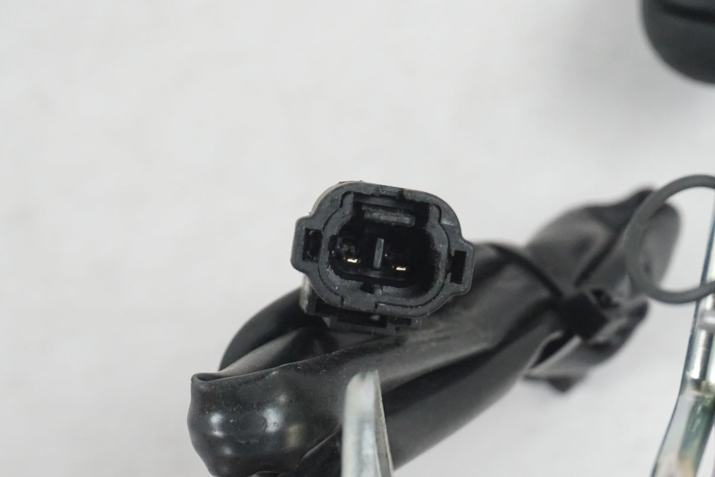 Snett nerifrån på Bensintankgivare från en Kawasaki ZZ-R 1400 -2007 motorcykel.