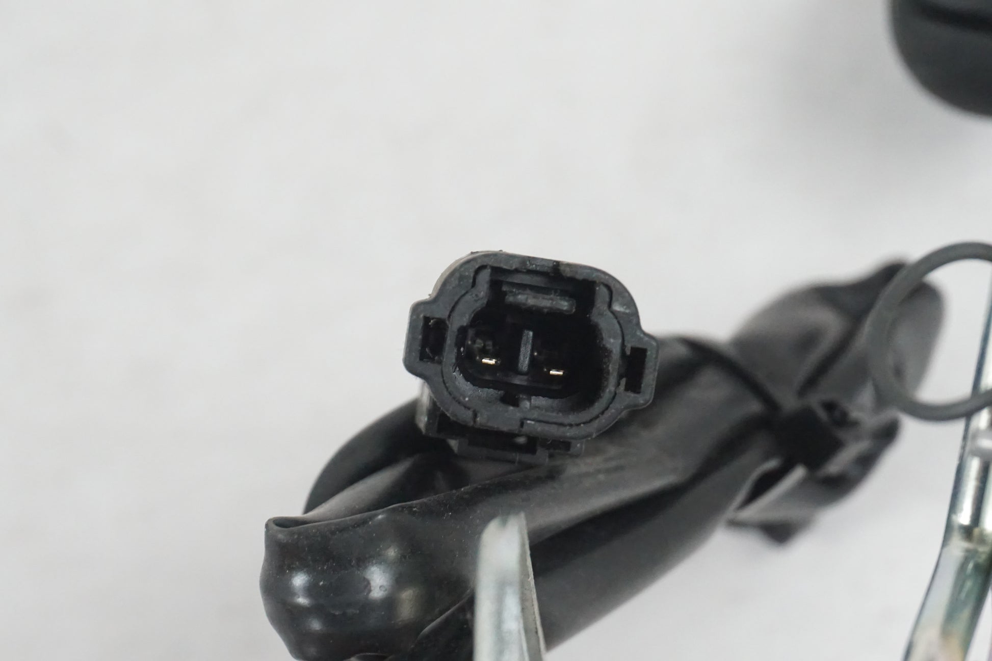 Snett nerifrån på Bensintankgivare från en Kawasaki ZZ-R 1400 -2007 motorcykel.