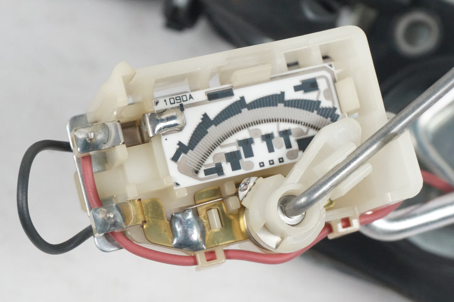 Baksidan på Bensintankgivare från en Kawasaki GTR 1400 -2008 motorcykel.