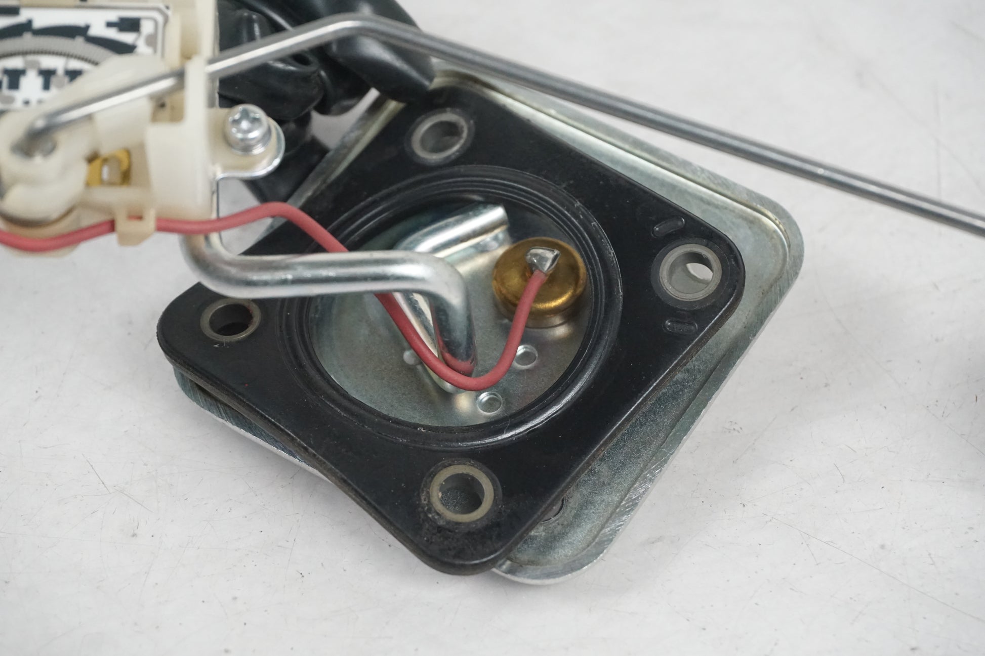 Höger sida på Bensintankgivare från en Kawasaki GTR 1400 -2008 motorcykel.