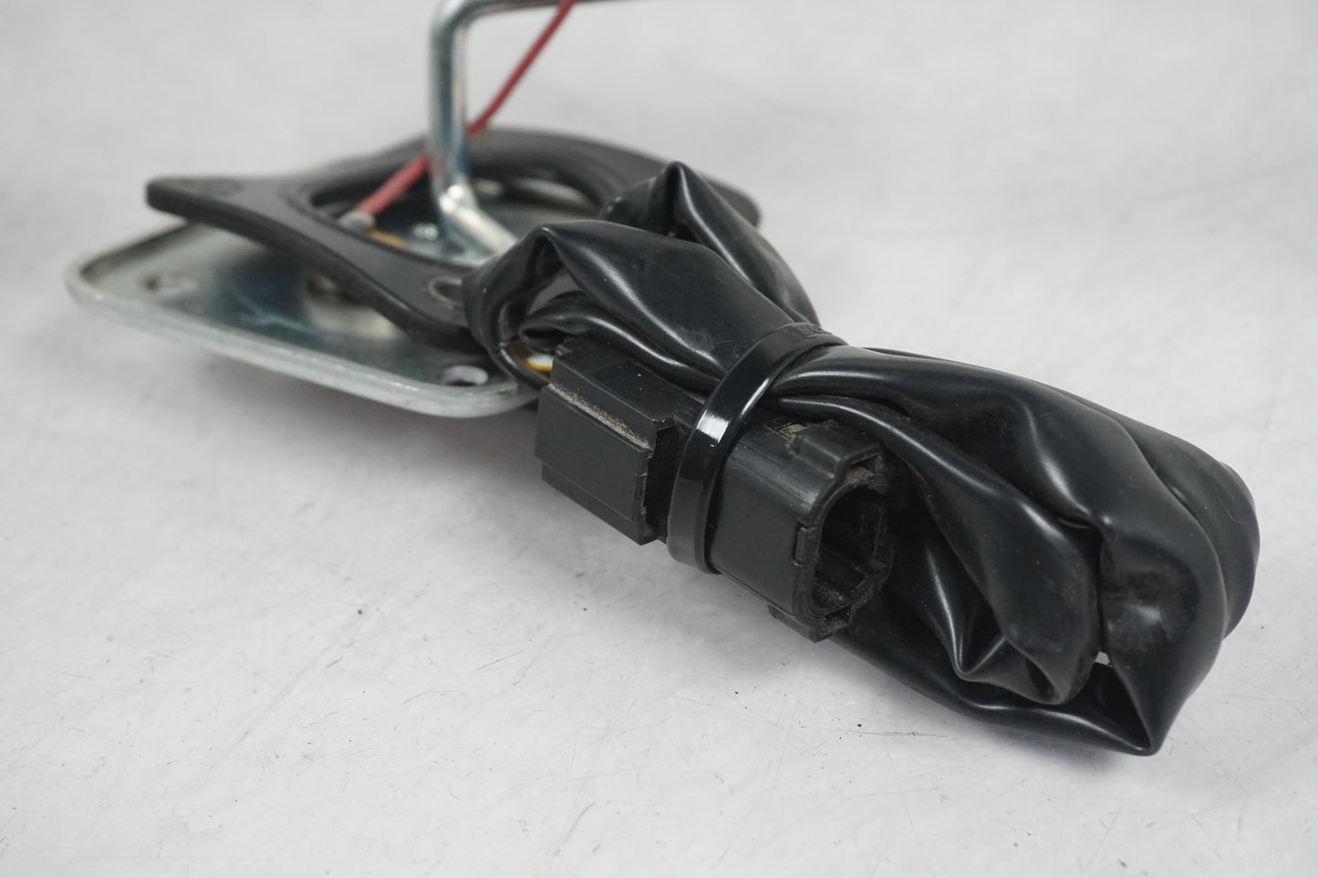 Vänster sida på Bensintankgivare från en Kawasaki GTR 1400 -2008 motorcykel.