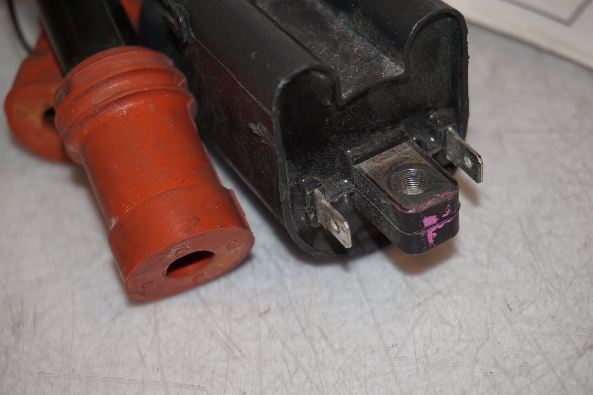 Snett nerifrån på Tändspole från en Yamaha YZF 1000 R -2001 motorcykel.