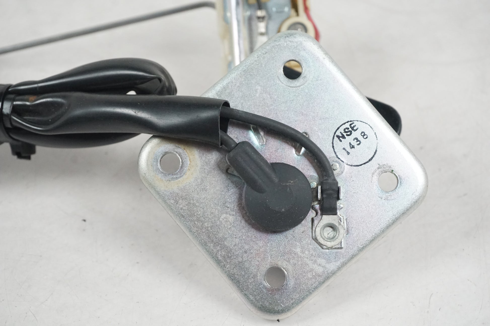 Baksidan på Bensintankgivare från en Kawasaki ZZ-R 1400 -2010 motorcykel.