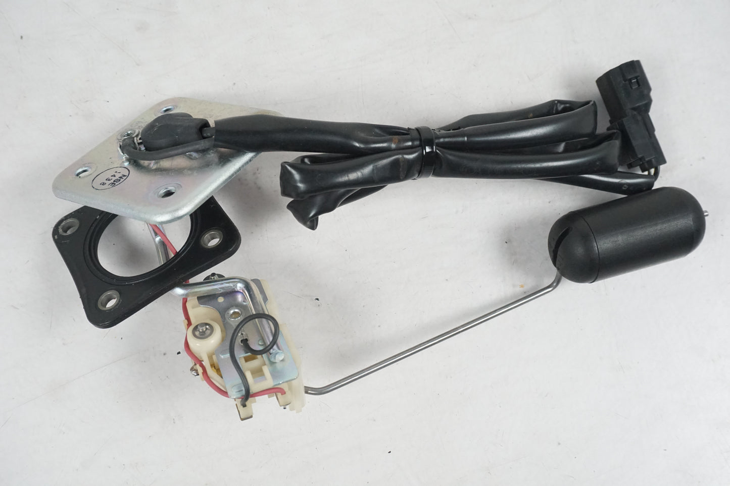 Vänster sida på Bensintankgivare från en Kawasaki ZZ-R 1400 -2010 motorcykel.