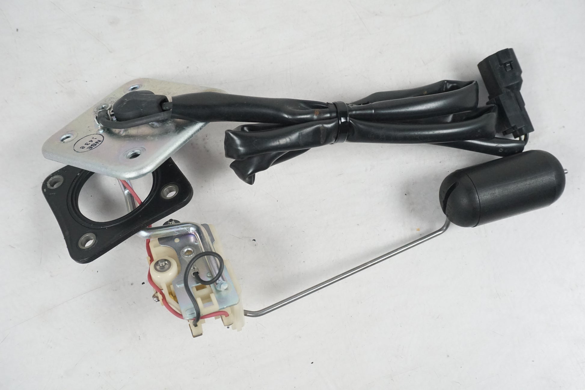 Vänster sida på Bensintankgivare från en Kawasaki ZZ-R 1400 -2010 motorcykel.