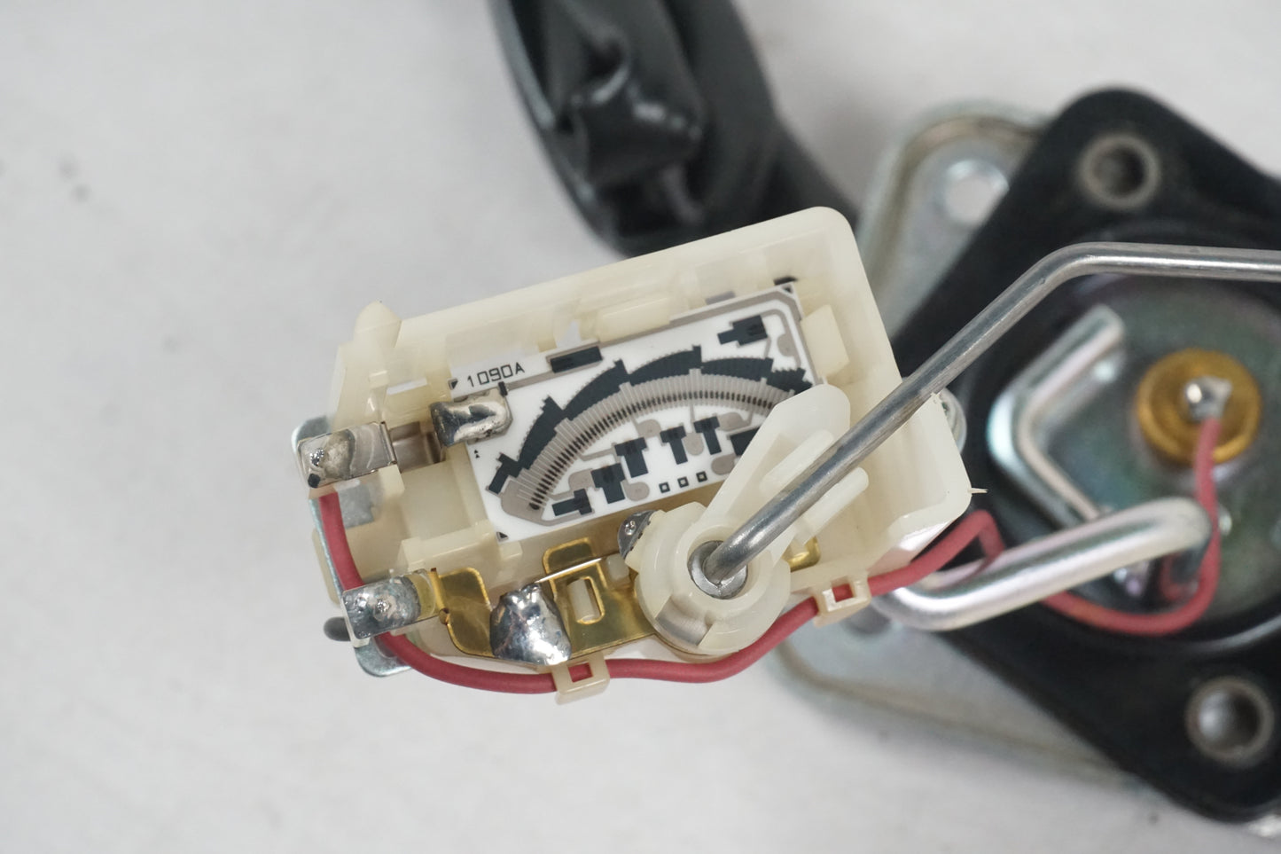 Snett nerifrån på Bensintankgivare från en Kawasaki ZZ-R 1400 -2010 motorcykel.