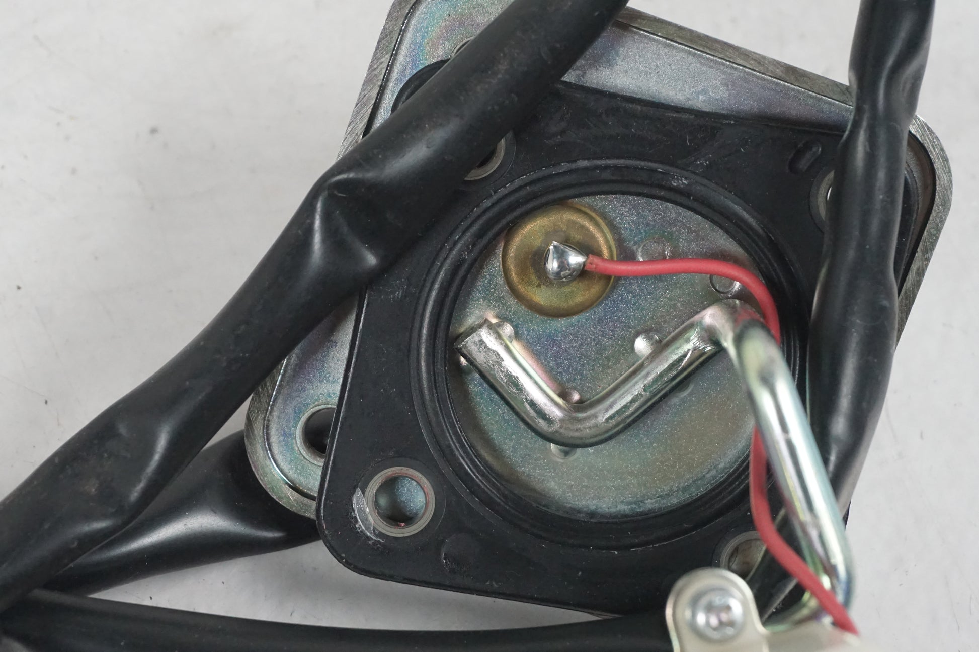 Baksidan på Bensintankgivare från en Kawasaki ZZ-R 1400 -2010 motorcykel.