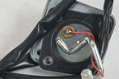 Baksidan på Bensintankgivare från en Kawasaki ZZ-R 1400 -2010 motorcykel.