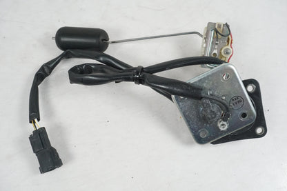 Vänster sida på Bensintankgivare från en Kawasaki ZZ-R 1400 -2010 motorcykel.