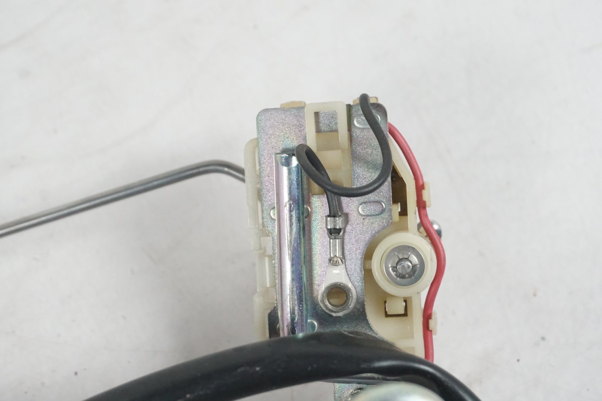 Snett nerifrån på Bensintankgivare från en Kawasaki ZZ-R 1400 -2010 motorcykel.