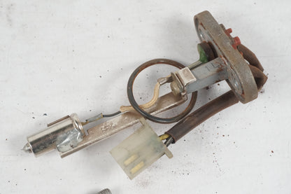 Baksidan på Bensintankgivare från en Kawasaki ZZR 600 -1991 motorcykel.