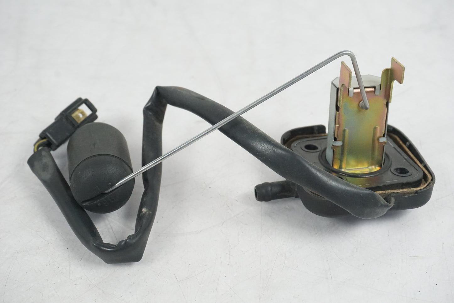 Baksidan på Bensintankgivare från en Kawasaki ER 5 -1998 motorcykel.