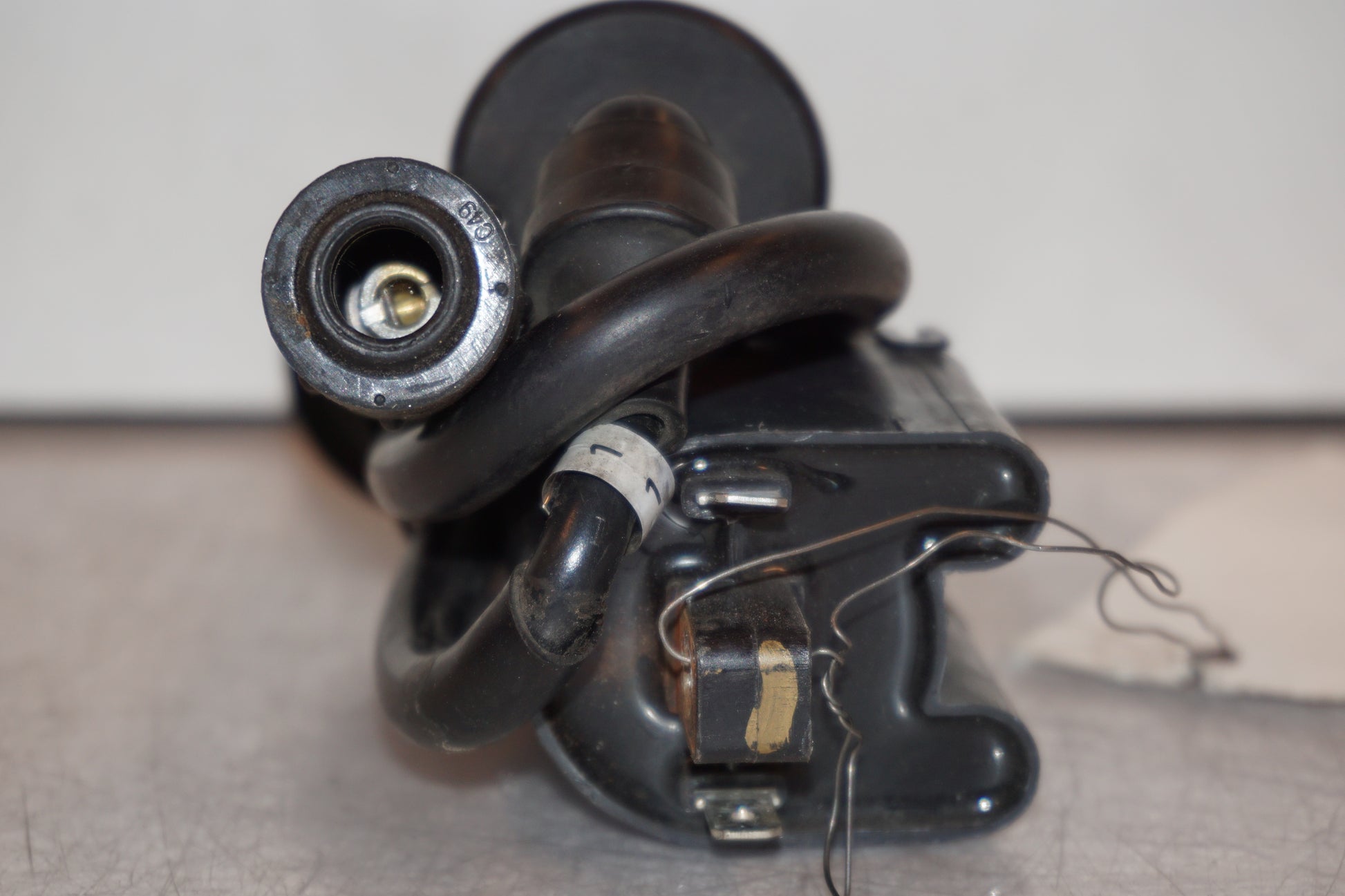 Snett nerifrån på Tändspole från en Yamaha FZ-6 -2005 motorcykel.