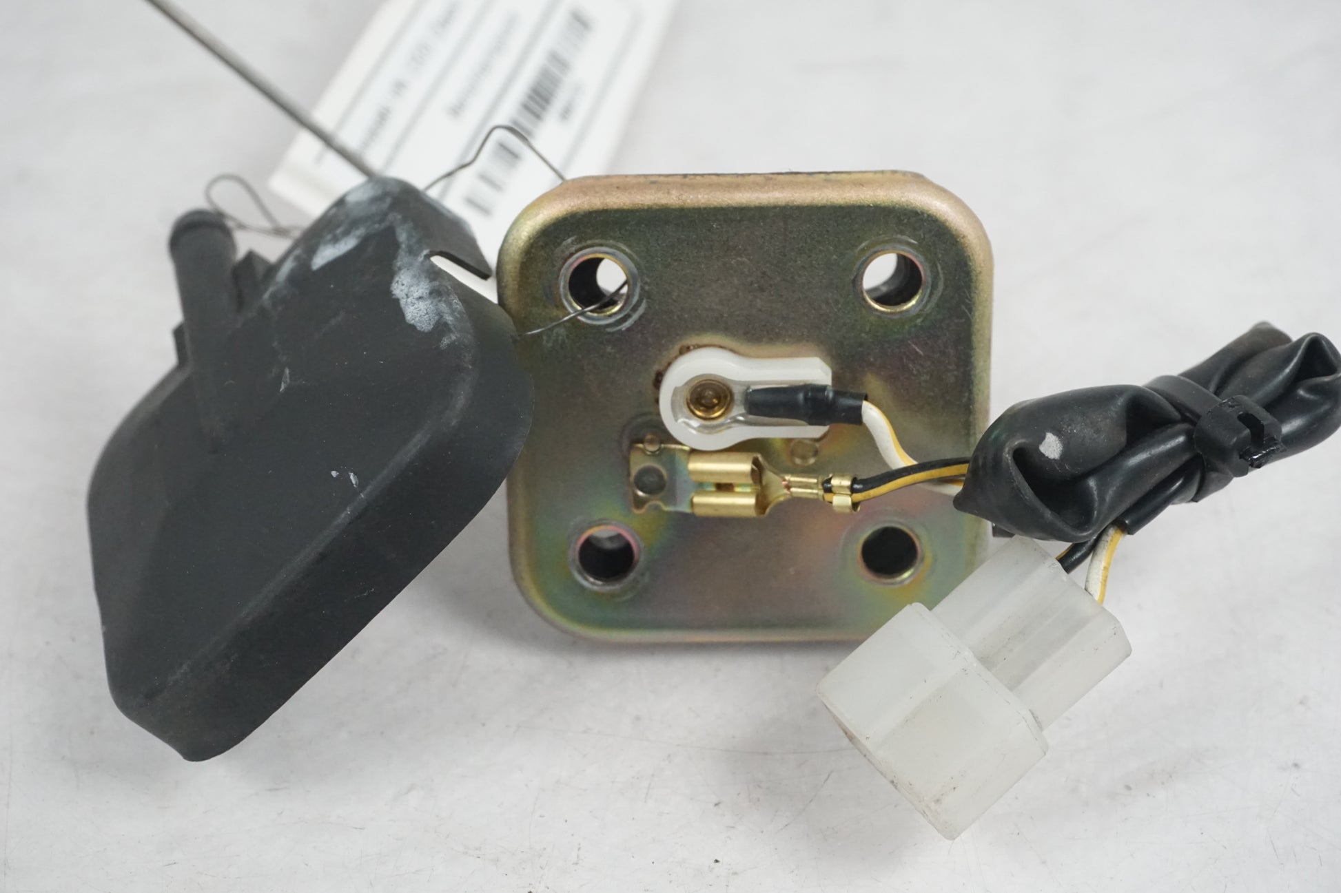 Baksidan på Bensintankgivare från en Kawasaki VN 1500 -1999 motorcykel.