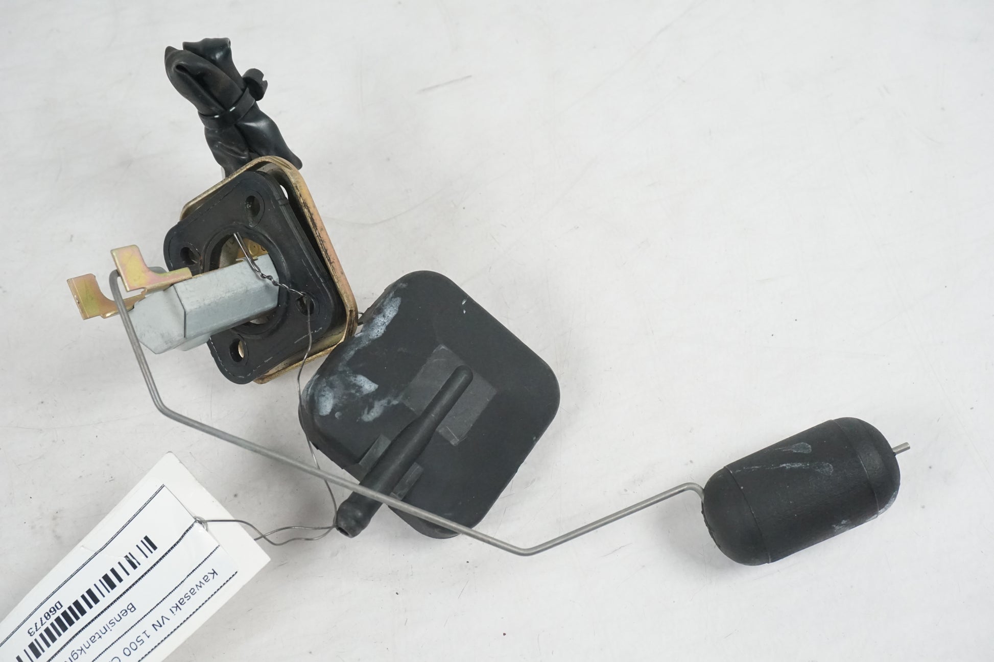 Vänster sida på Bensintankgivare från en Kawasaki VN 1500 -1999 motorcykel.