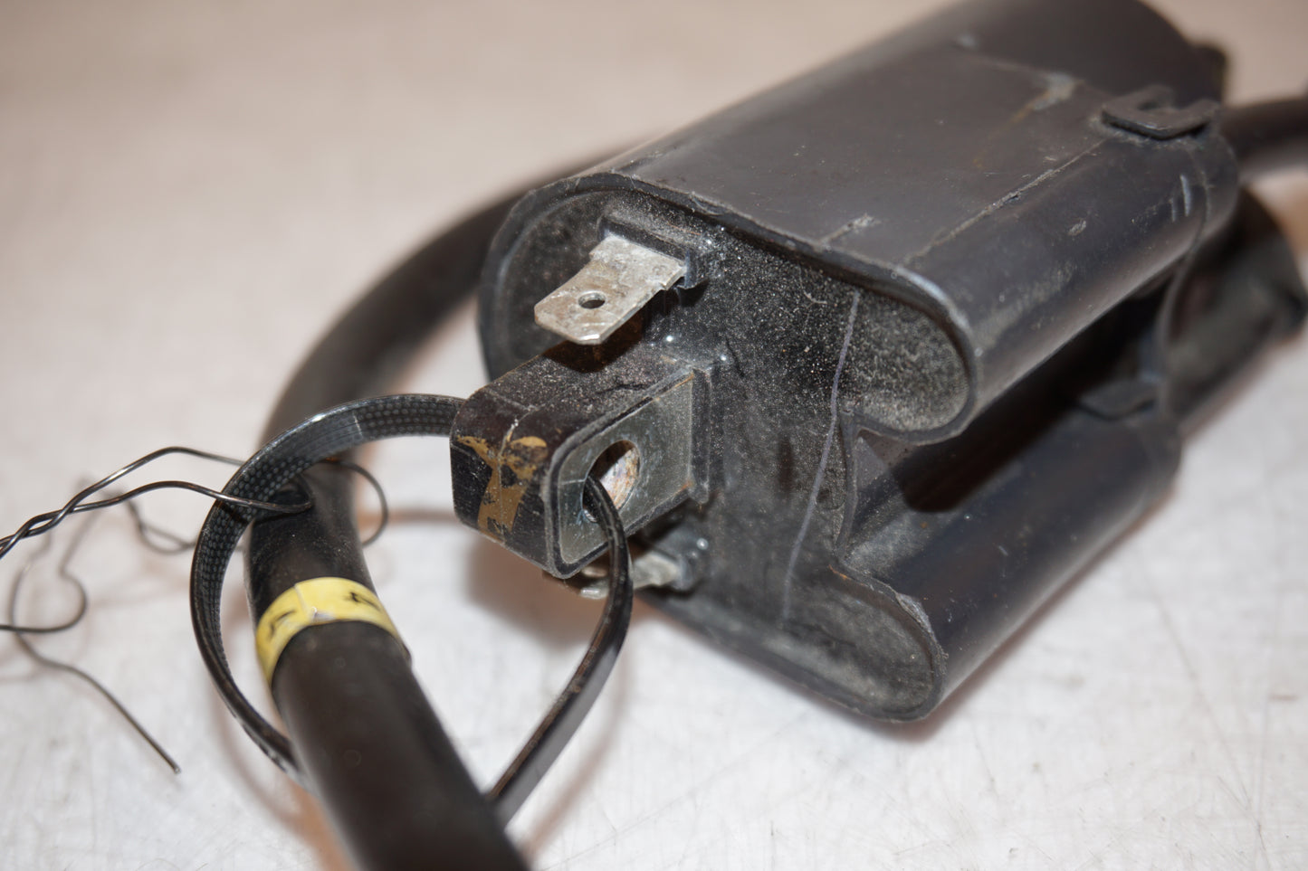 Snett nerifrån på Tändspole från en Yamaha FZ-6 -2007 motorcykel.