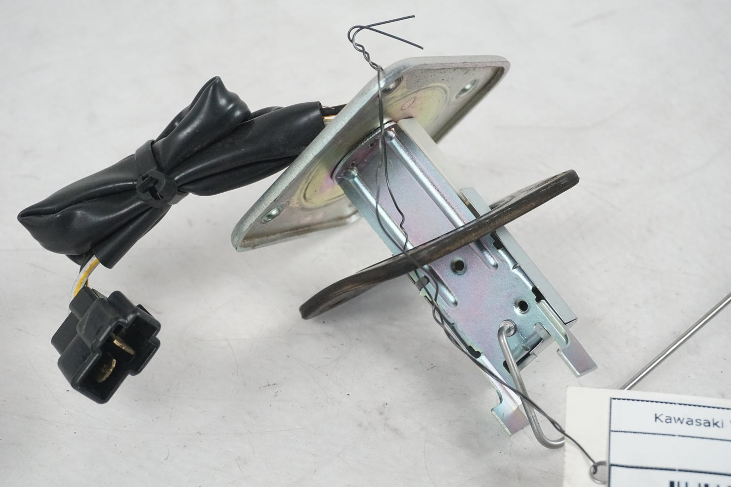 Framsidan på Bensintankgivare från en Kawasaki Versys 650 -2007 motorcykel.