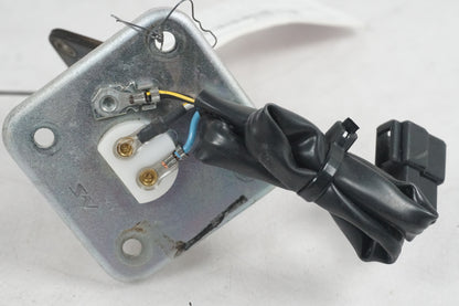 Baksidan på Bensintankgivare från en Kawasaki Versys 650 -2007 motorcykel.