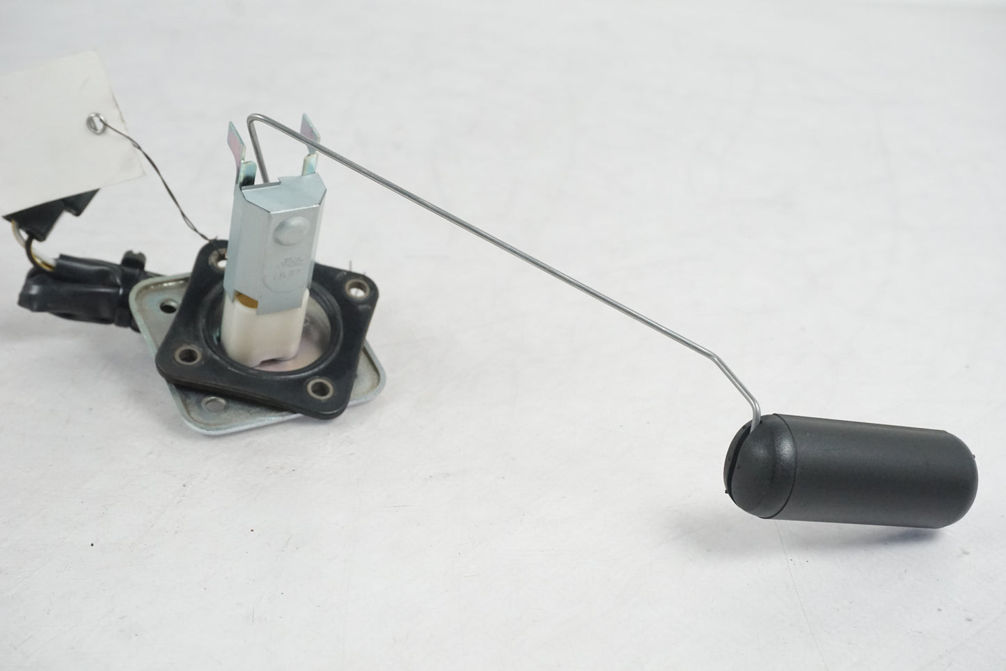 Vänster sida på Bensintankgivare från en Kawasaki Versys 650 -2007 motorcykel.