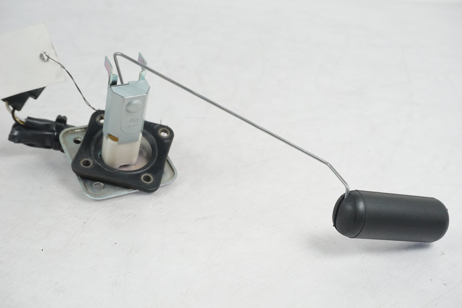 Vänster sida på Bensintankgivare från en Kawasaki Versys 650 -2007 motorcykel.