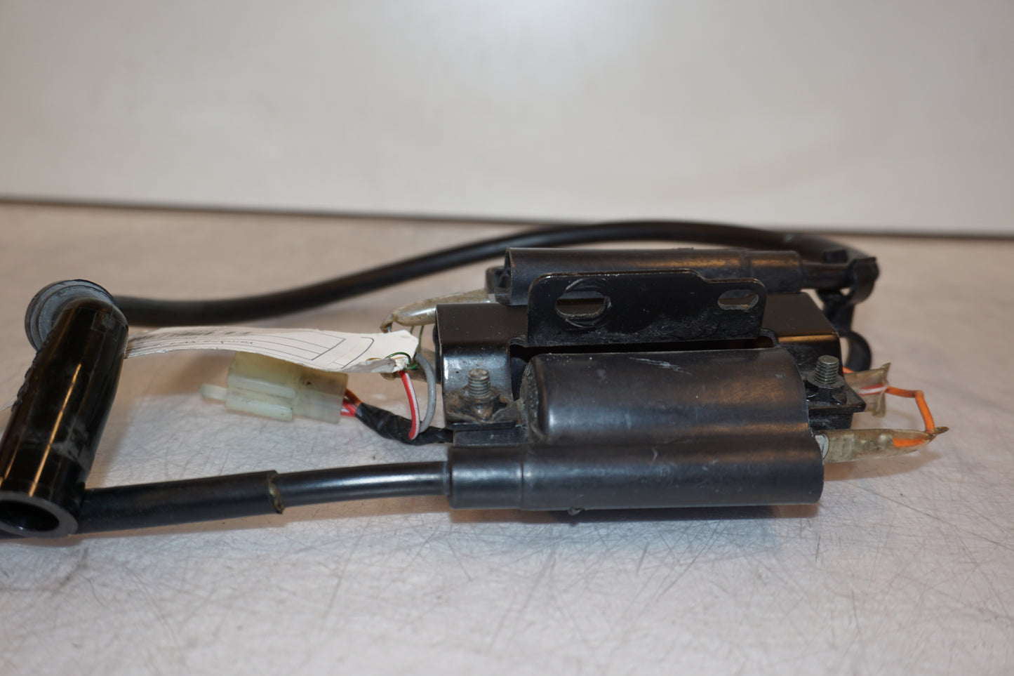 Vänster sida på Tändspole från en Yamaha XV 125 -1998 motorcykel.