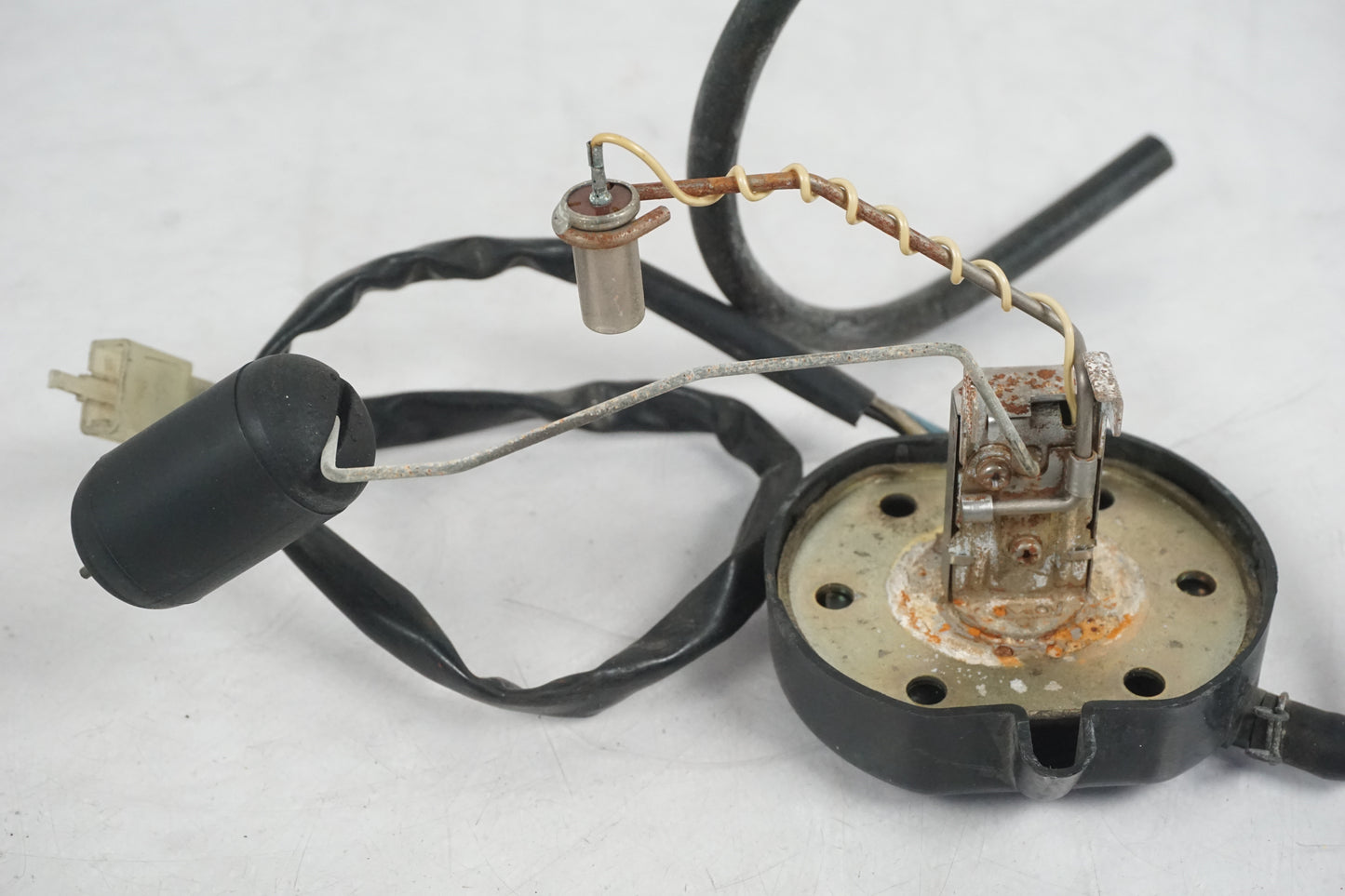 Vänster sida på Bensintankgivare från en Kawasaki GPX 750 R -1987 motorcykel.