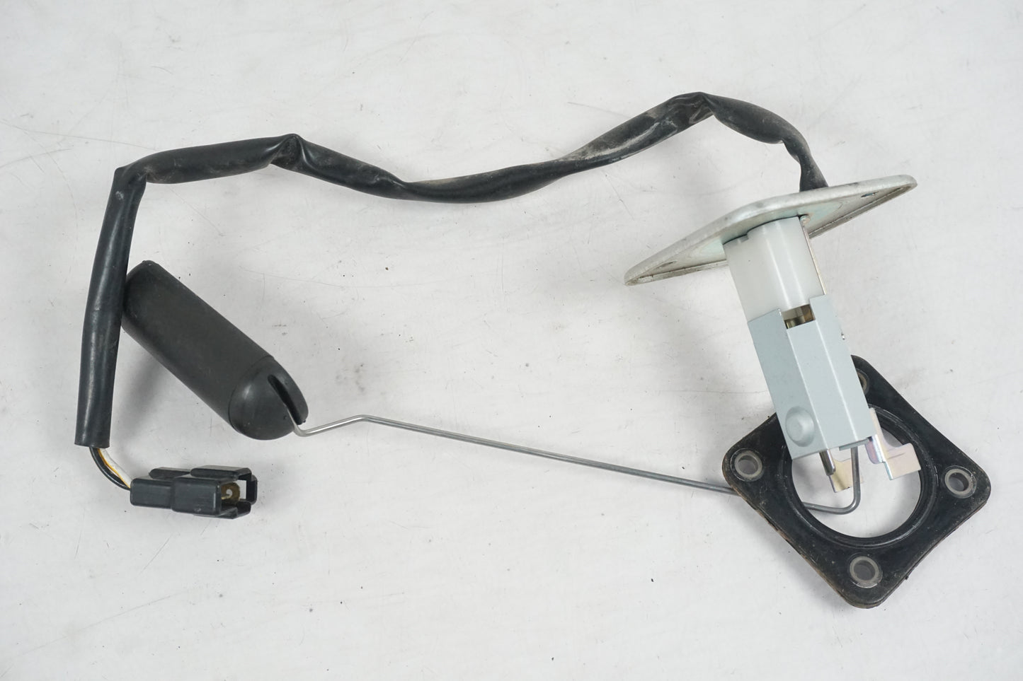 Framsidan på Bensintankgivare från en Kawasaki Versys 650 -2009 motorcykel.