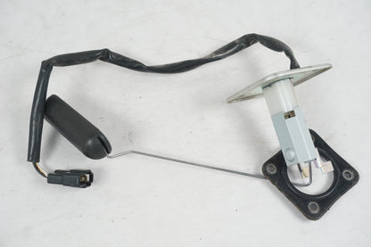 Framsidan på Bensintankgivare från en Kawasaki Versys 650 -2009 motorcykel.