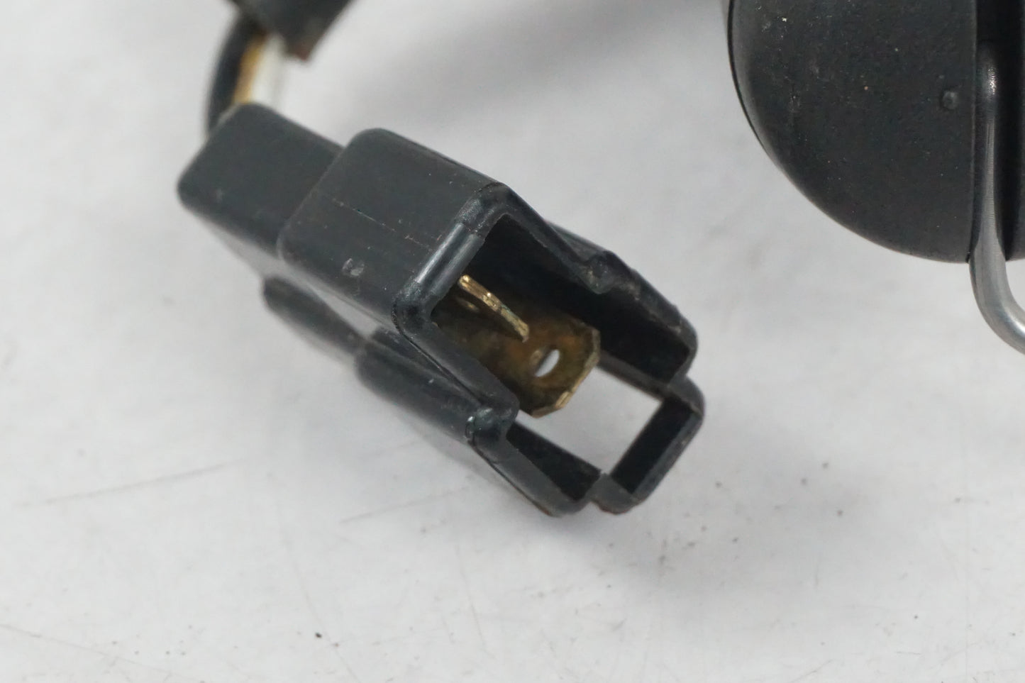 Baksidan på Bensintankgivare från en Kawasaki Versys 650 -2009 motorcykel.