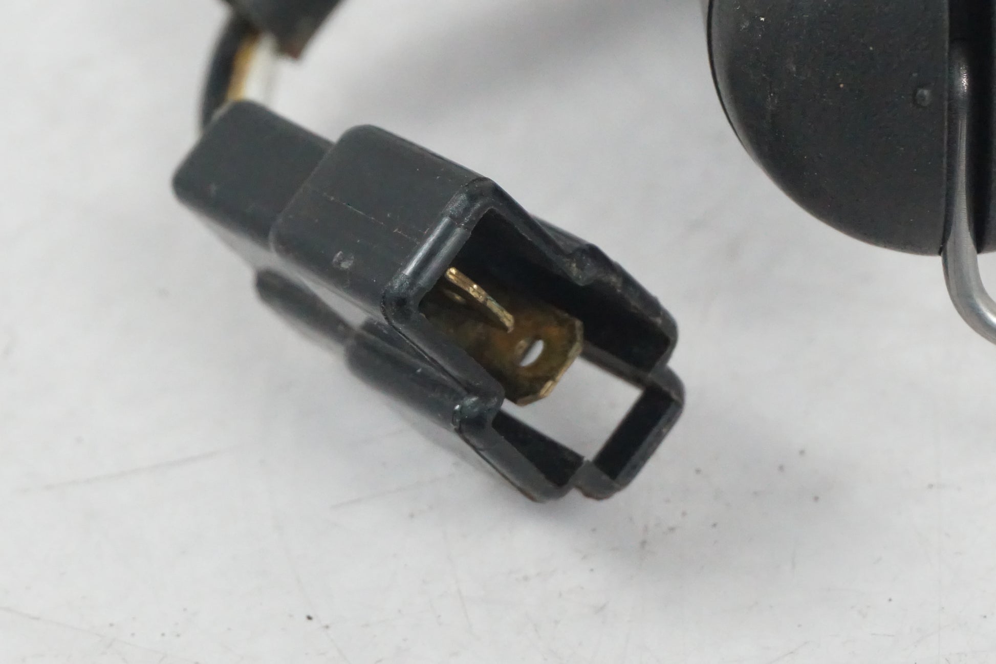 Baksidan på Bensintankgivare från en Kawasaki Versys 650 -2009 motorcykel.