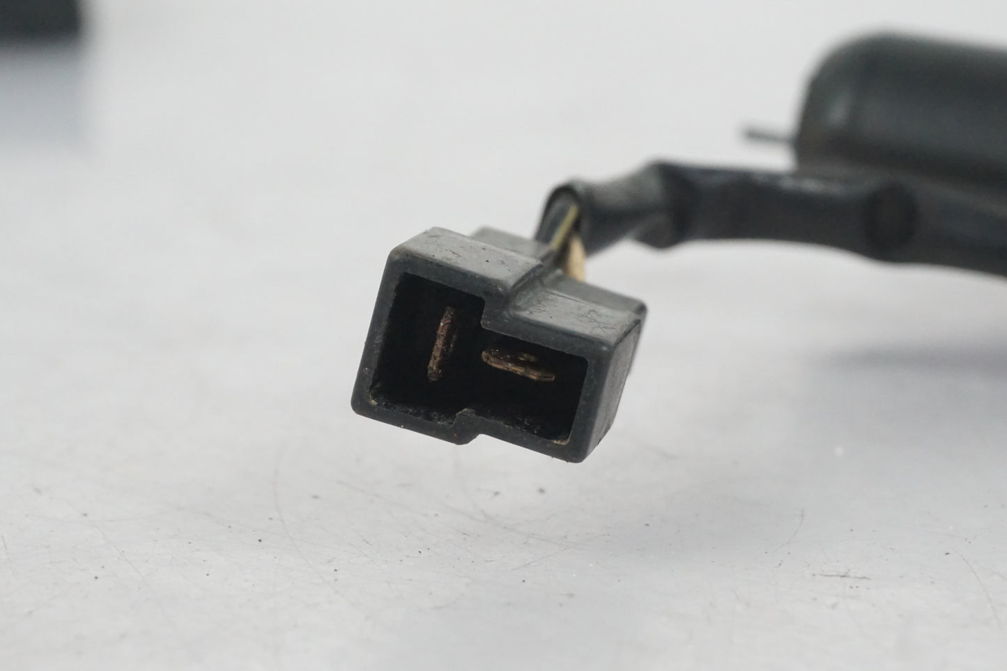 Baksidan på Bensintankgivare från en Kawasaki Zephyr 750 -1991 motorcykel.