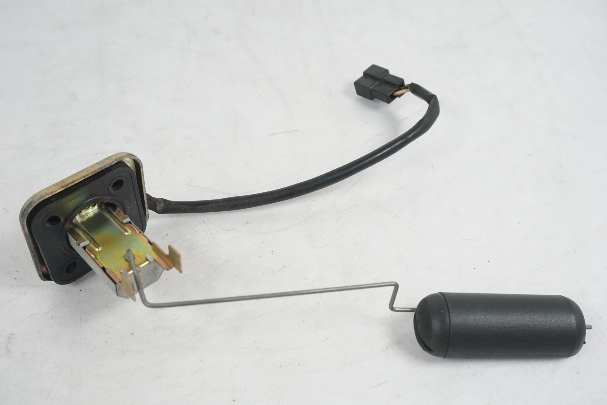 Vänster sida på Bensintankgivare från en Kawasaki Zephyr 750 -1991 motorcykel.