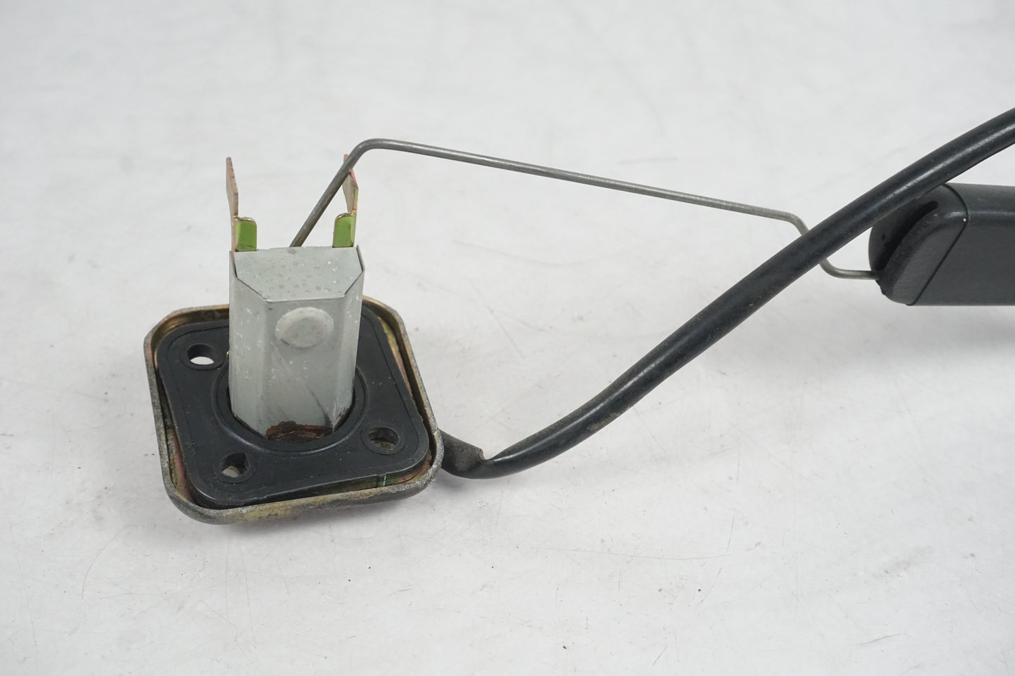 Snett uppifrån på Bensintankgivare från en Kawasaki Zephyr 750 -1991 motorcykel.