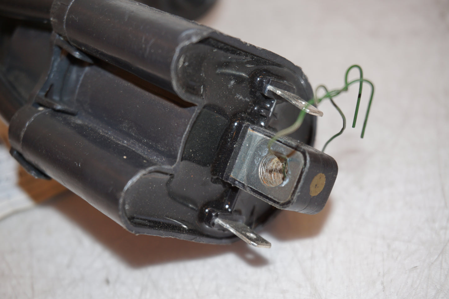 Snett nerifrån på Tändspole från en Yamaha FZ-6 -2008 motorcykel.