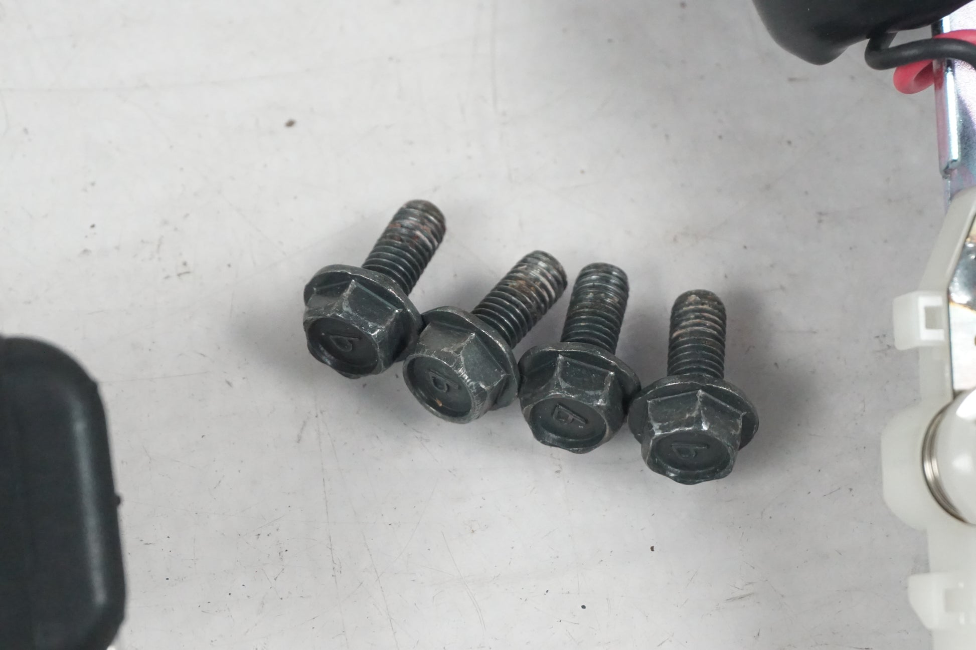 Baksidan på Bensintankgivare från en Kawasaki Z 750 -2008 motorcykel.