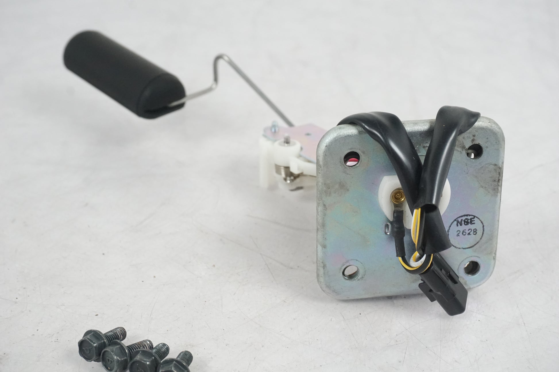 Snett uppifrån på Bensintankgivare från en Kawasaki Z 750 -2008 motorcykel.