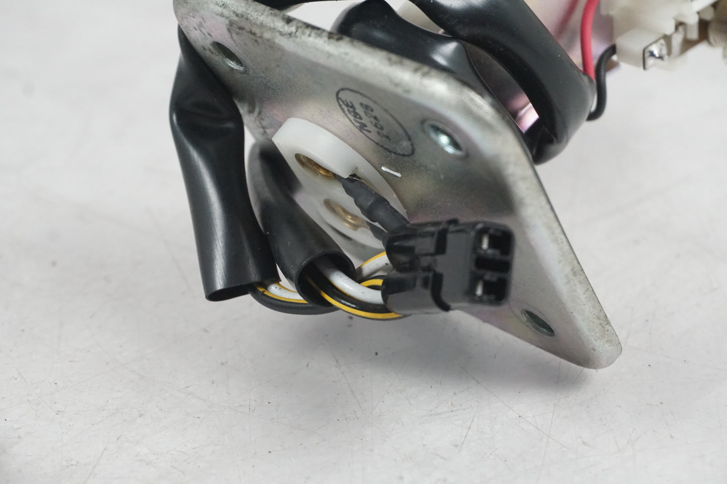 Snett nerifrån på Bensintankgivare från en Kawasaki Z 750 -2008 motorcykel.