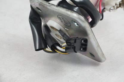 Snett nerifrån på Bensintankgivare från en Kawasaki Z 750 -2008 motorcykel.