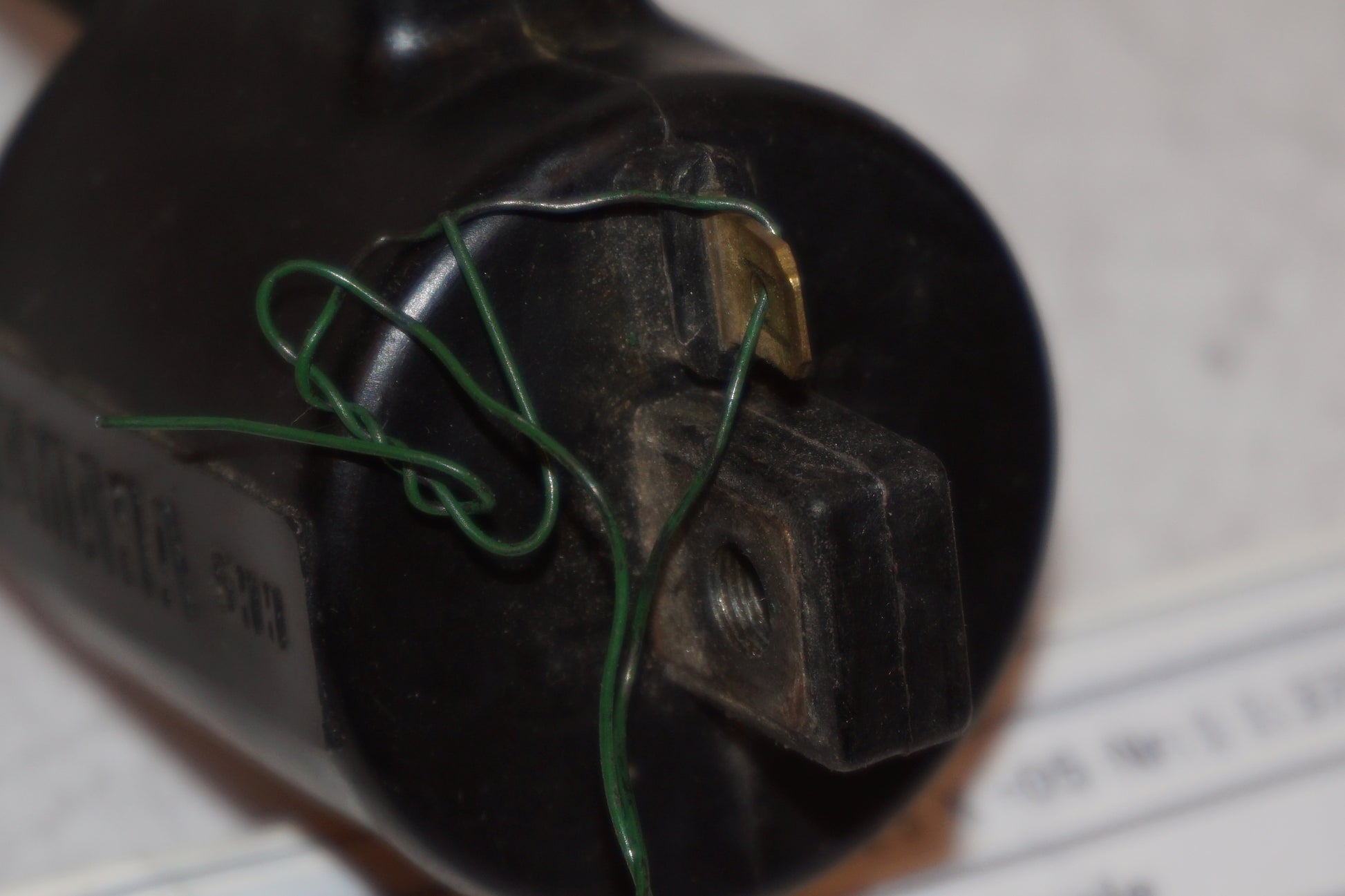 Snett nerifrån på Tändspole från en Yamaha XT 125 X -2005 motorcykel.