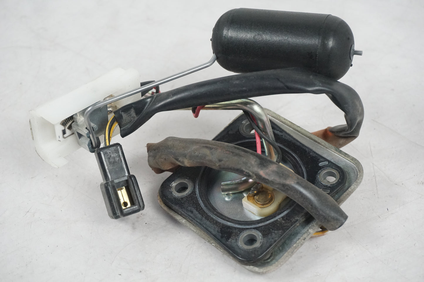 Baksidan på Bensintankgivare från en Kawasaki ER-6N -2010 motorcykel.